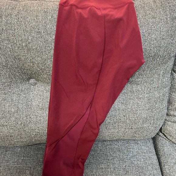 EUC Women’s lululemon Cropped Legging with Scallop Hem - Picture 2 of 4